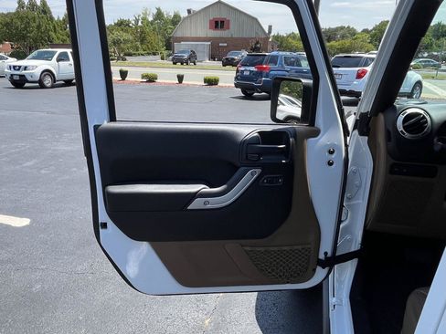 Used 2018 Jeep Wrangler Unlimited Rubicon w/ Connectivity Group AWD/4WD image 32