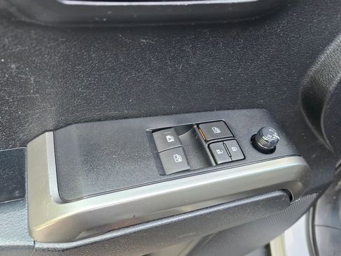Used 2021 Toyota Tacoma SR5 AWD/4WD image 17