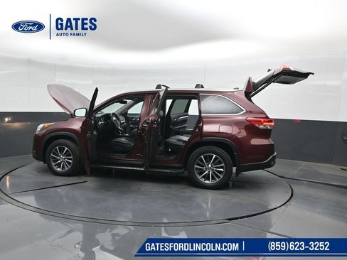 Used 2017 Toyota Highlander XLE AWD/4WD image 60