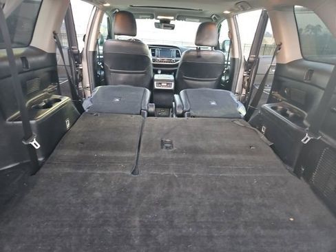 Used 2019 Toyota Highlander XLE image 32