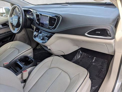 Used 2017 Chrysler Pacifica Platinum FWD image 26