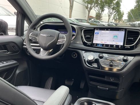New 2026 Chrysler Pacifica Select image 22
