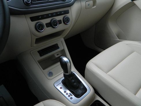 Used 2016 Volkswagen Tiguan S image 21