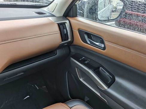 Used 2024 Nissan Pathfinder Platinum FWD image 18
