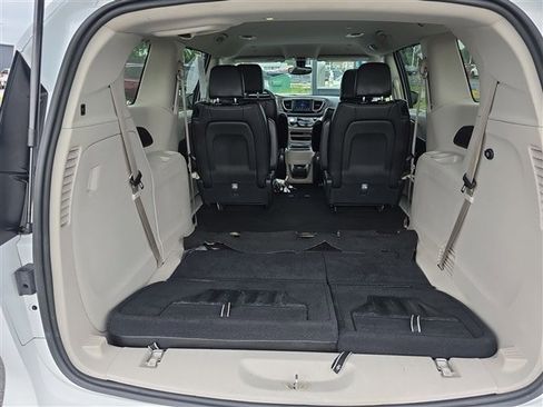 Used 2021 Chrysler Voyager Lxi image 18