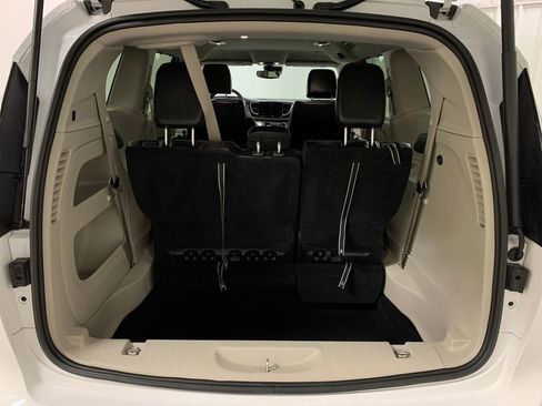 Used 2022 Chrysler Pacifica Touring-L image 23