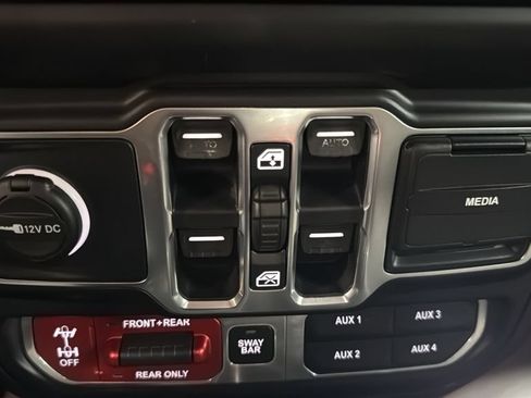 Used 2018 Jeep Wrangler Unlimited Rubicon w/ Dual Top Group AWD/4WD image 32