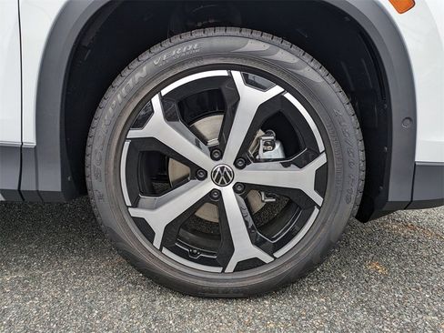 New 2025 Volkswagen Tiguan SE image 11