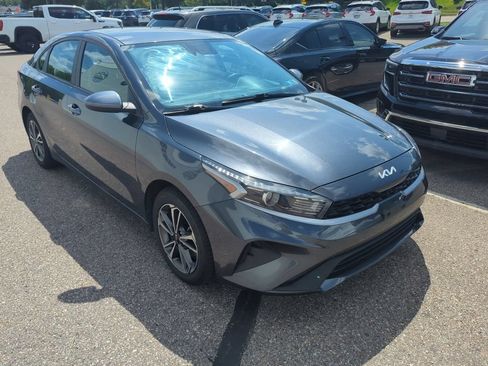 Used 2023 Kia Forte LXS FWD image 3