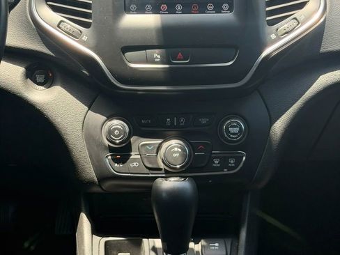 Used 2019 Jeep Cherokee Latitude Plus FWD image 16