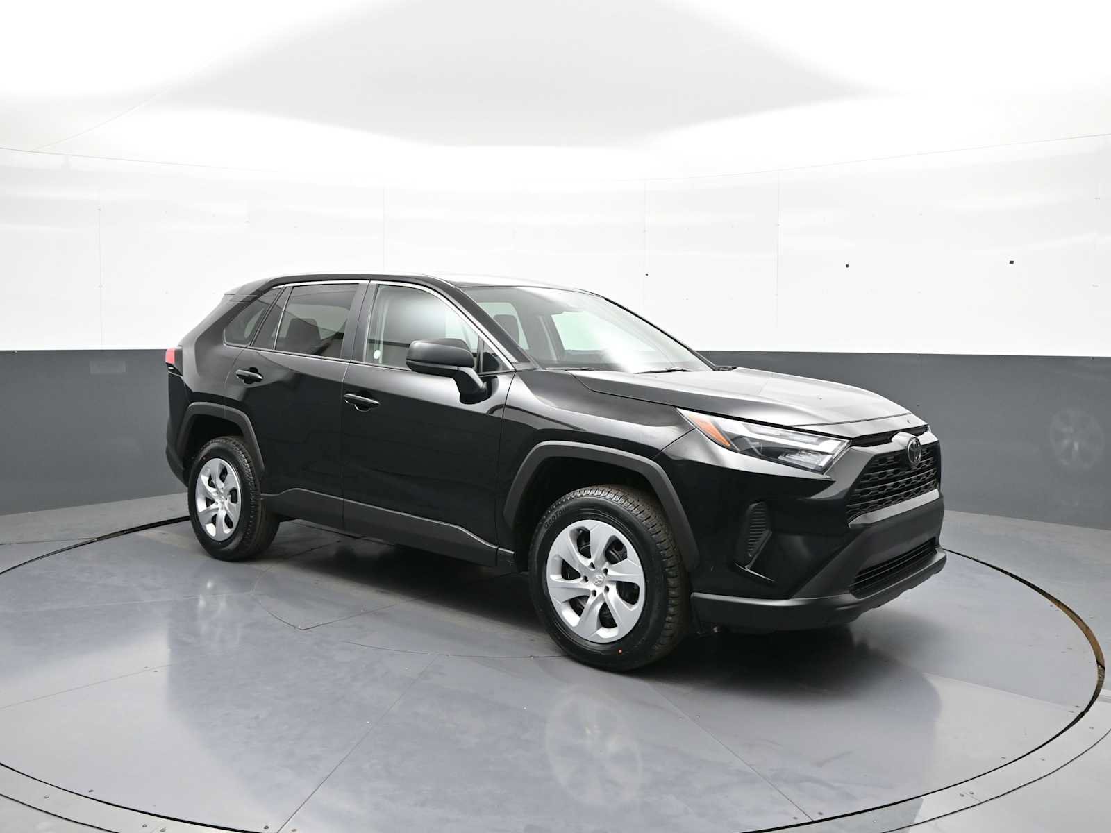 Used 2025 Toyota RAV4 LE FWD image 4