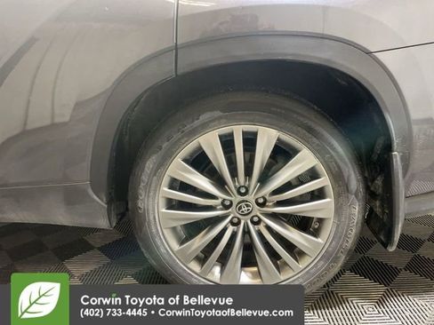Used 2023 Toyota Highlander Platinum image 25
