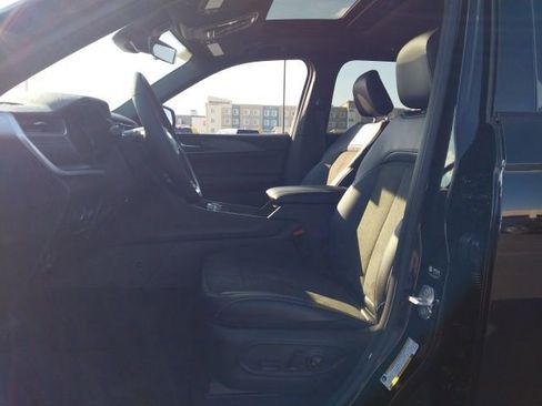 New 2025 Jeep Grand Cherokee Laredo image 3