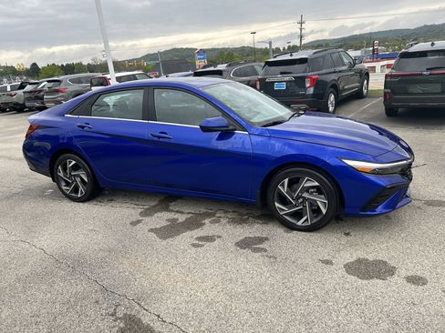 Used 2025 Hyundai Elantra SEL FWD image 4