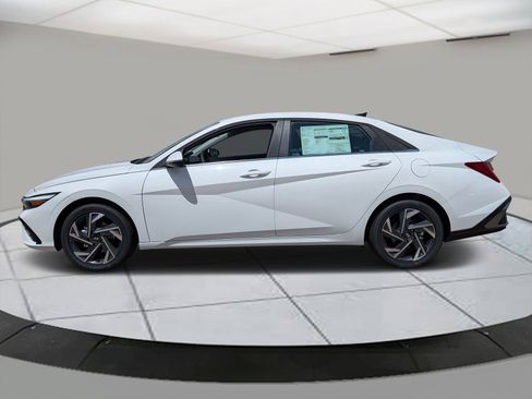 Used 2025 Hyundai Elantra Limited image 2