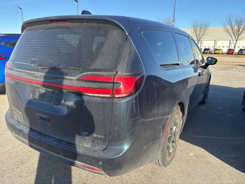 Used 2022 Chrysler Pacifica Limited w/ Uconnect Theater Family Group image 14