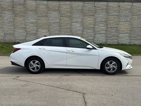 Used 2021 Hyundai Elantra SE image 2