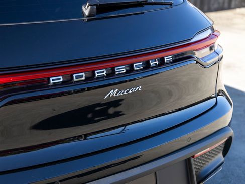 Certified 2025 Porsche Macan image 21