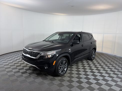 Used 2023 Kia Seltos LX AWD/4WD image 2