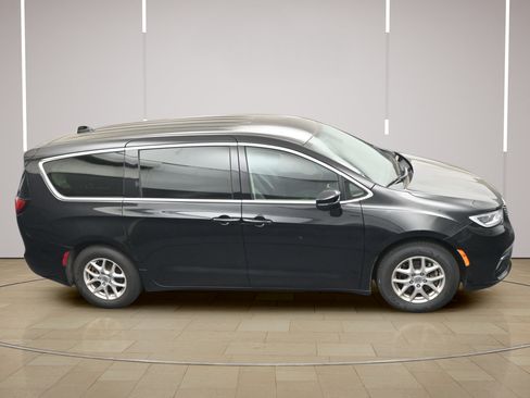 Used 2023 Chrysler Pacifica Touring-L FWD image 35