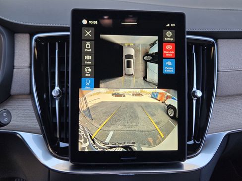 New 2026 Volvo XC90 B6 Plus w/ Protection Package Premier image 20