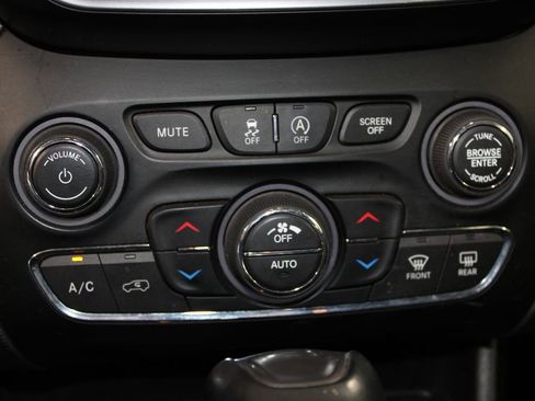 Used 2019 Jeep Cherokee Limited image 30