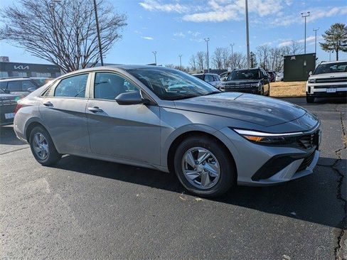 New 2026 Hyundai Elantra SE image 2