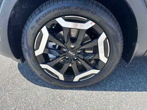 Used 2025 Kia Telluride EX w/ EX Captain's Chair Package FWD image 11
