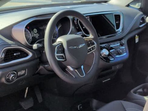 New 2026 Chrysler Pacifica Select FWD image 10