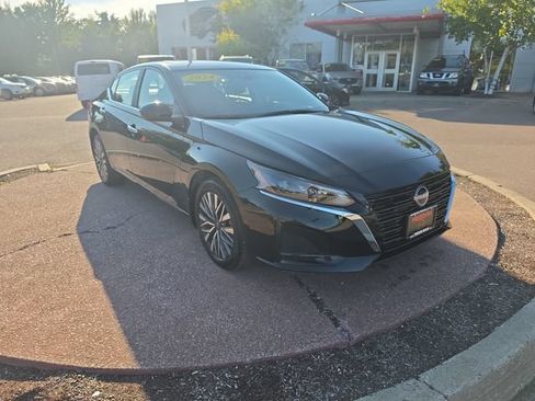 Used 2024 Nissan Altima 2.5 SV w/ SV Premium Package AWD/4WD image 7