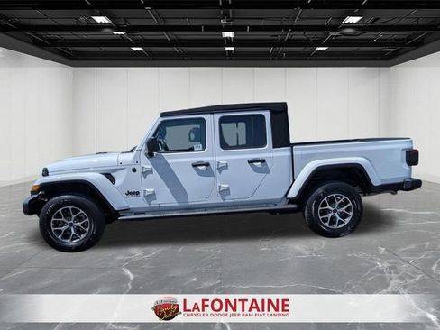Certified 2024 Jeep Gladiator Sport AWD/4WD image 2