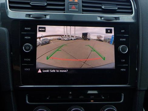 Used 2018 Volkswagen Golf SE image 17