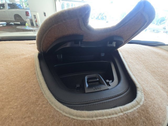 Used 2019 Jeep Cherokee Overland w/ Technology Group FWD image 19