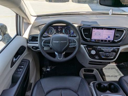 Used 2024 Chrysler Pacifica Touring-L image 17