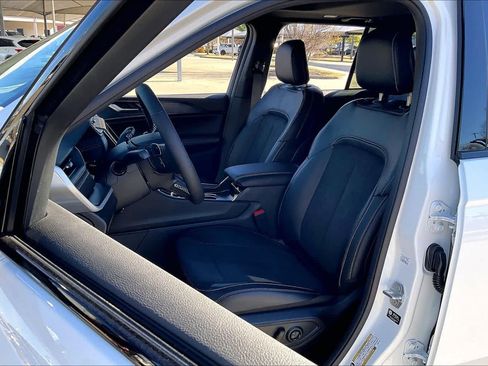 New 2025 Jeep Grand Cherokee Altitude image 9