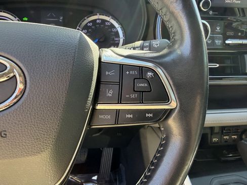 Used 2020 Toyota Highlander LE image 22
