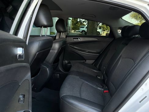 Used 2011 Hyundai Sonata SE w/ Navigation & Sunroof Pkg 4 FWD image 12