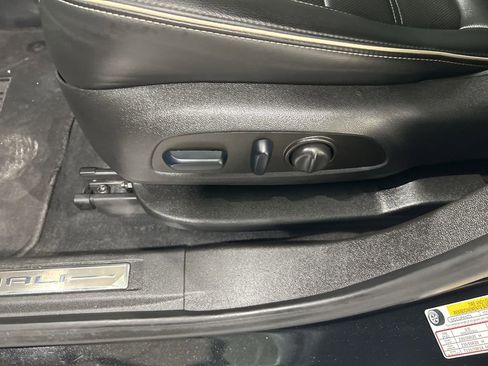 Used 2023 GMC Acadia Denali image 11