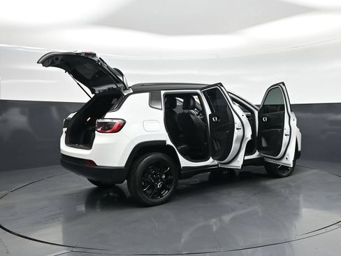 Used 2023 Jeep Compass Latitude AWD/4WD image 5