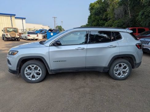 Used 2024 Jeep Compass Latitude w/ Convenience Group AWD/4WD image 14
