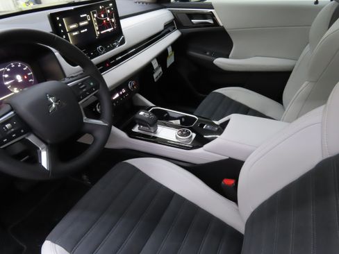 New 2025 Mitsubishi Outlander SE image 21