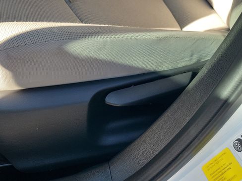 Used 2022 Toyota Corolla LE image 18