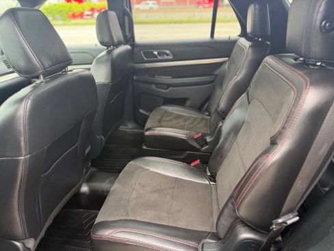 Used 2018 Ford Explorer XLT w/ Equipment Group 202A AWD/4WD image 18