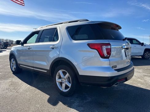 Used 2018 Ford Explorer XLT image 4