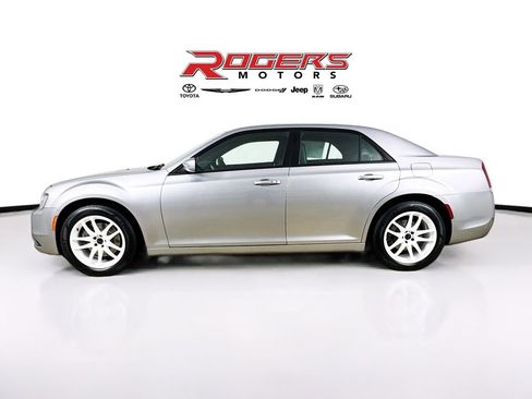 Used 2016 Chrysler 300 S image 4