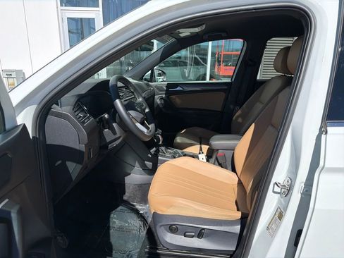 Certified 2024 Volkswagen Tiguan SE image 11