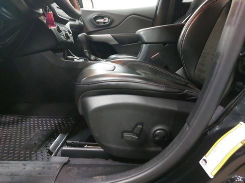 Used 2022 Jeep Cherokee Latitude AWD/4WD image 28