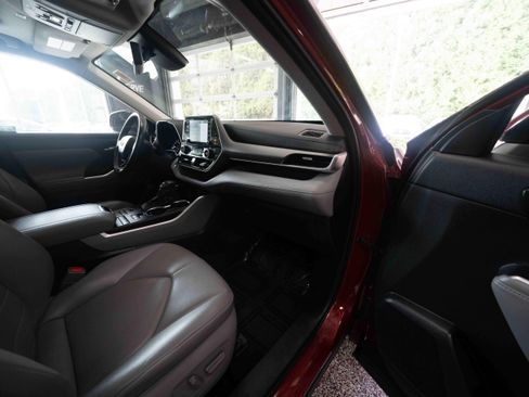 Used 2020 Toyota Highlander XLE AWD/4WD image 25