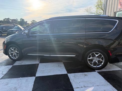 Used 2017 Chrysler Pacifica Limited FWD image 8