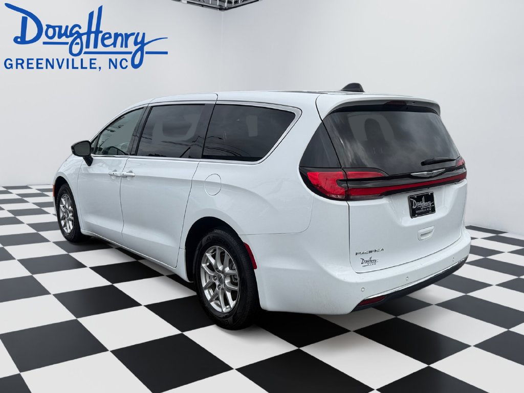 Used 2025 Chrysler Pacifica Select FWD image 3